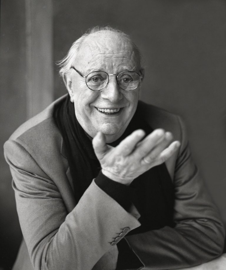 Dario Fo (Von D Frohman - https://www.flickr.com/photos/146984372@N07/31548909285/in/dateposted-public/, CC BY-SA 2.0, https://commons.wikimedia.org/w/index.php?curid=53944546)